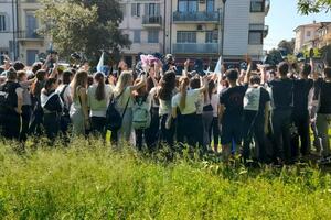Viareggio, centinaia di ragazzi del liceo classico puliscono la Pineta di Ponente