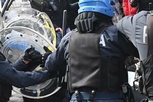 I docenti del liceo Barsanti e Matteucci contro la polizia per gli scontri di Pisa