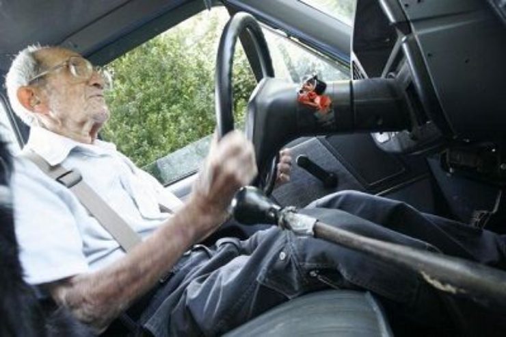 Anziano alla guida di un camion