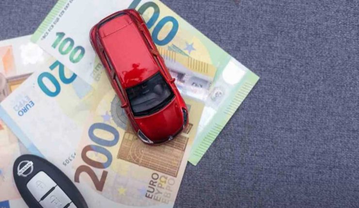 Auto sopra banconote euro
