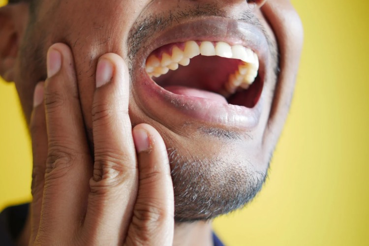 Uomo che ha male ai denti 