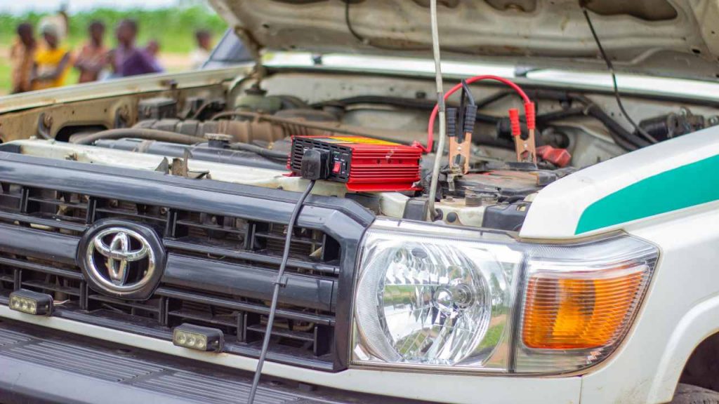 Come ricaricare la batteria dell'auto senza cavi o spinte - lagazzettadiviareggio.it - 20250429