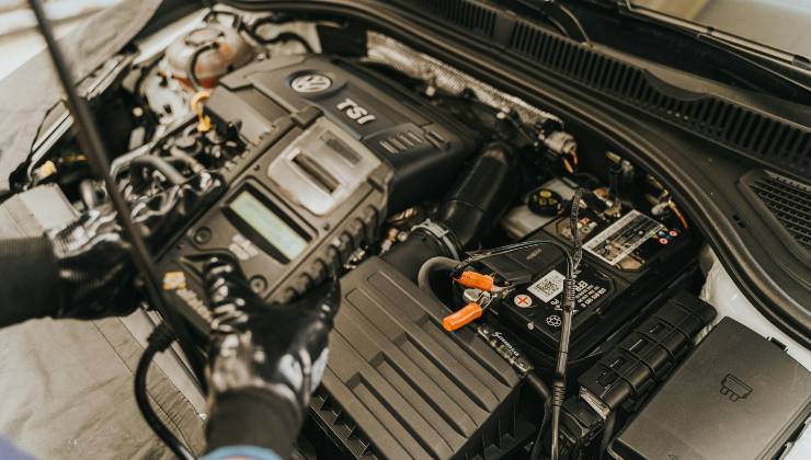 Quale strumento usare per ricaricare la batteria dell'auto - lagazzettadiviareggio.it - 20250429