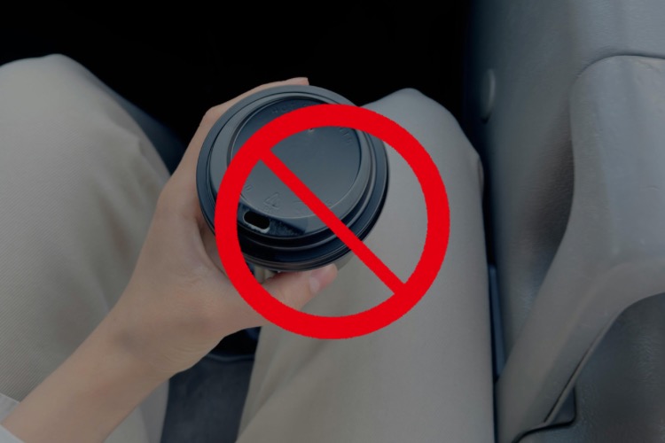 Bere un caffè in auto
