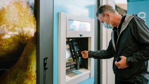 Corsa agli sportelli bancomat, meglio prelevare denaro - lagazzettadiviareggio.it - 20250508