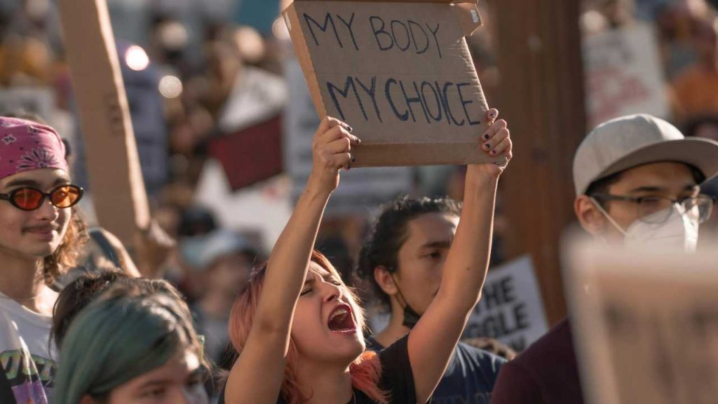 Diritto all'aborto, la legge che stabilisce il tempo di 6 settimane - lagazzettadiviareggio.it - 20250505
