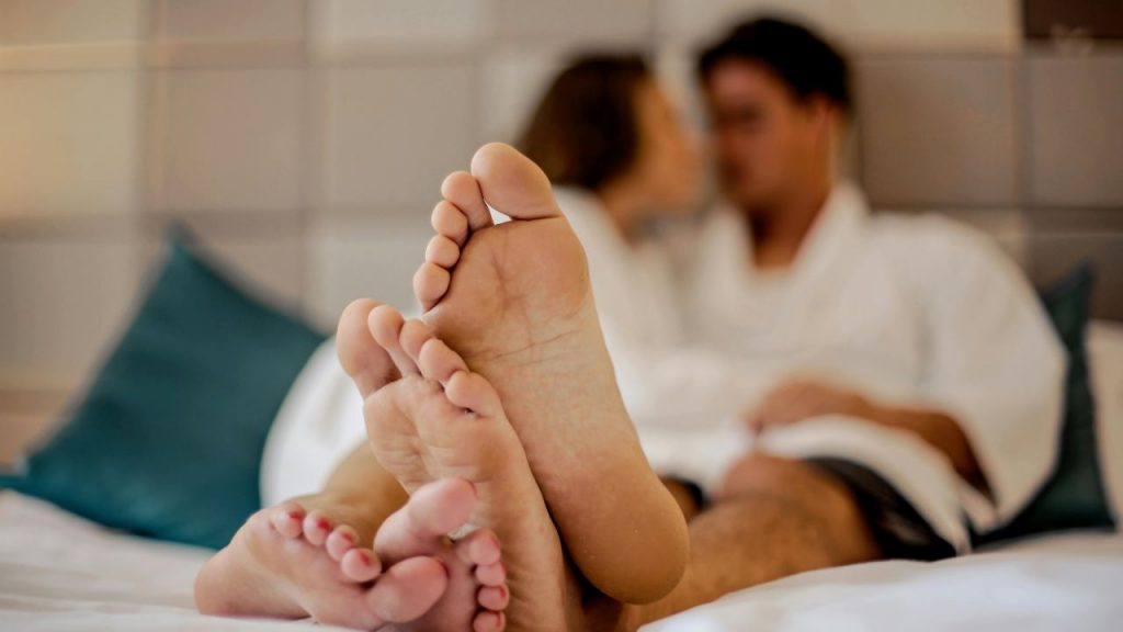 Infedeltà coniugale, come dormono i traditori - lagazzettadiviareggio.it - 20250513