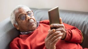 Adulto che usa uno smartphone