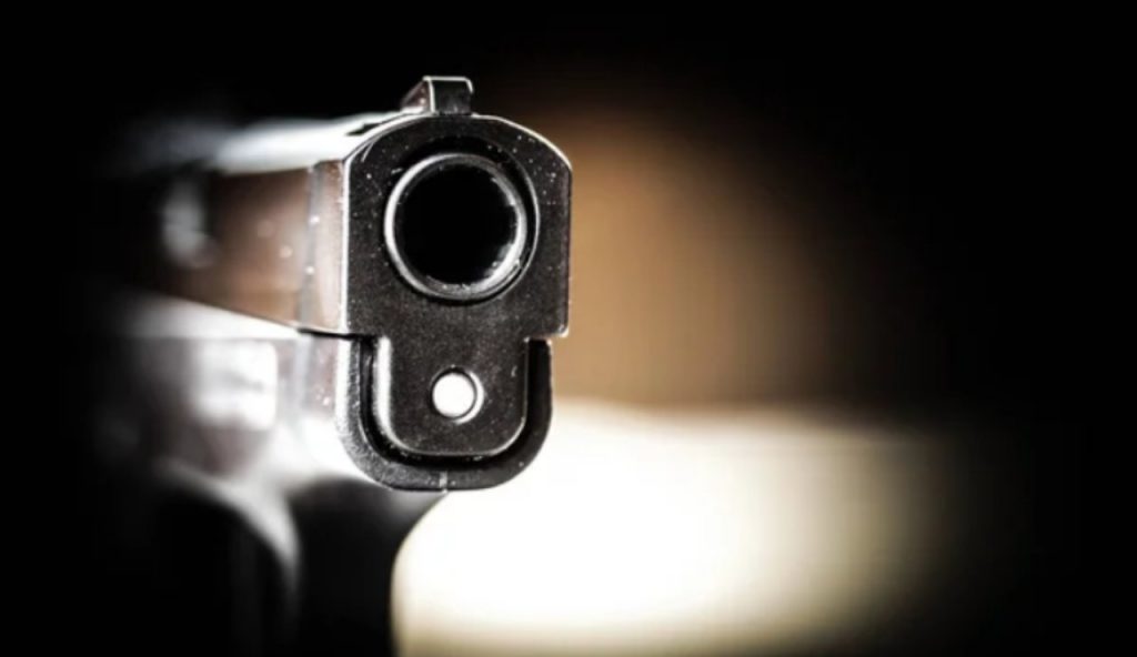 Una pistola sul punto di sparare