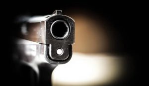 Una pistola sul punto di sparare
