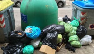 Una grande città è invasa dai rifiuti