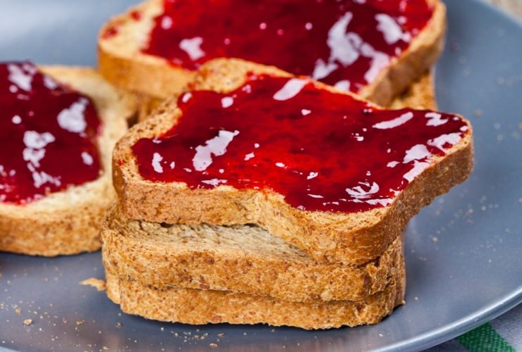 Fette biscottate con marmellata