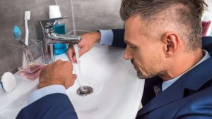 Perché gli uomini trascorrono ore al bagno - lagazzettadiviareggio.it - 20250624