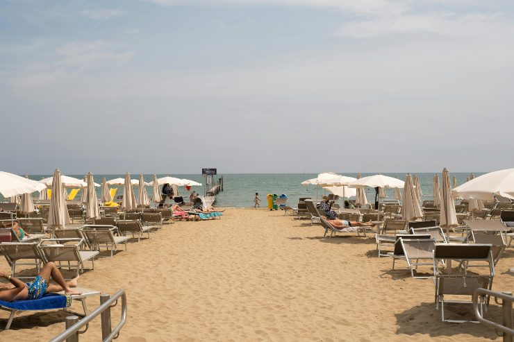 Caos e distruzione sulle spiagge