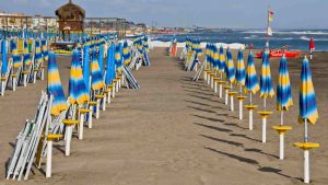 Stabilimenti balneari di Viareggio presi di mira