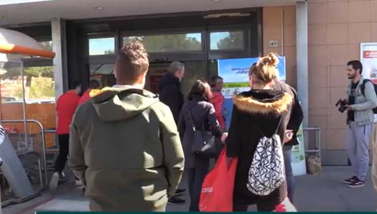 Clienti in fila davanti all'ecocompattatore - lagazzettadiviareggio.it - 20250722