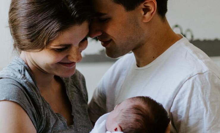 Una coppia con un bambino