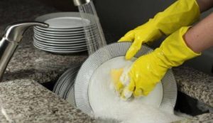 È meglio lavare i piatti a mano