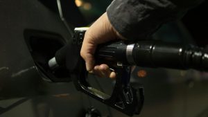 Qual è il giorno in cui la benzina costa di più - lagazzettadiviareggio.it - 20250723