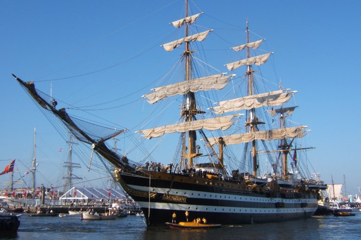La nave che porta il nome di Amerigo Vespucci