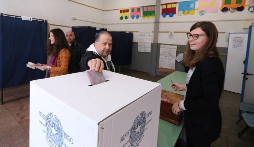Elettori al seggio per l'elezione del presidente della Toscana