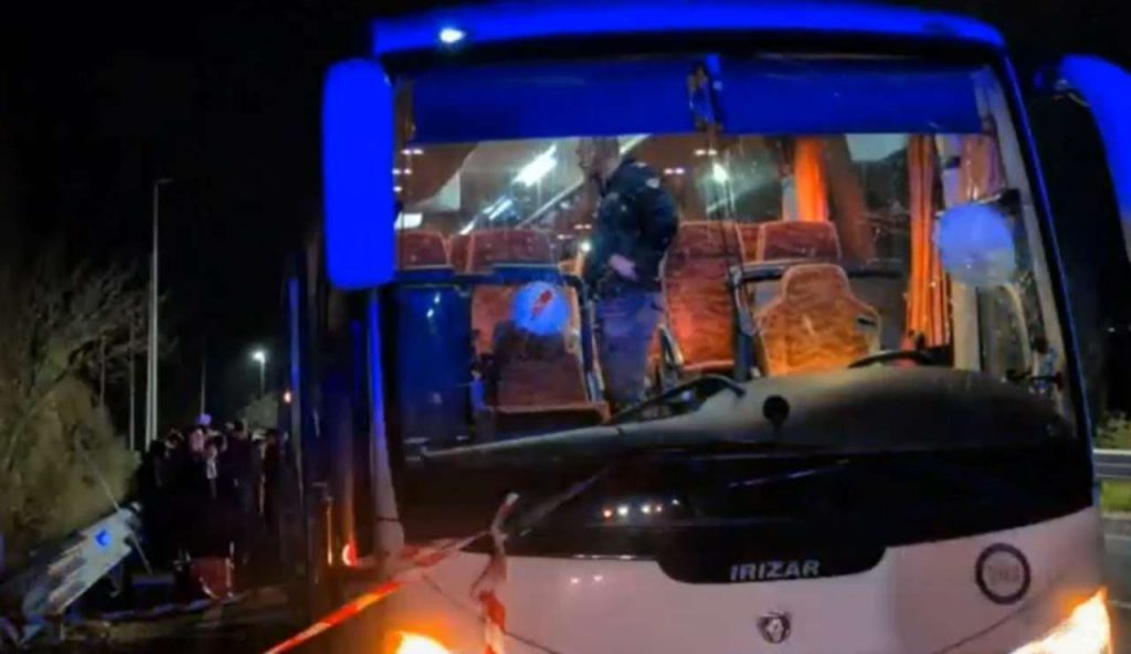 Il pullman dove viaggiava l'autista ucciso da un sasso