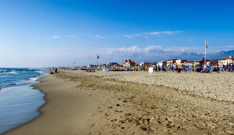 Sole fuori stagione: bagni aperti e ombrelloni in spiaggia a Viareggio e in Versilia
